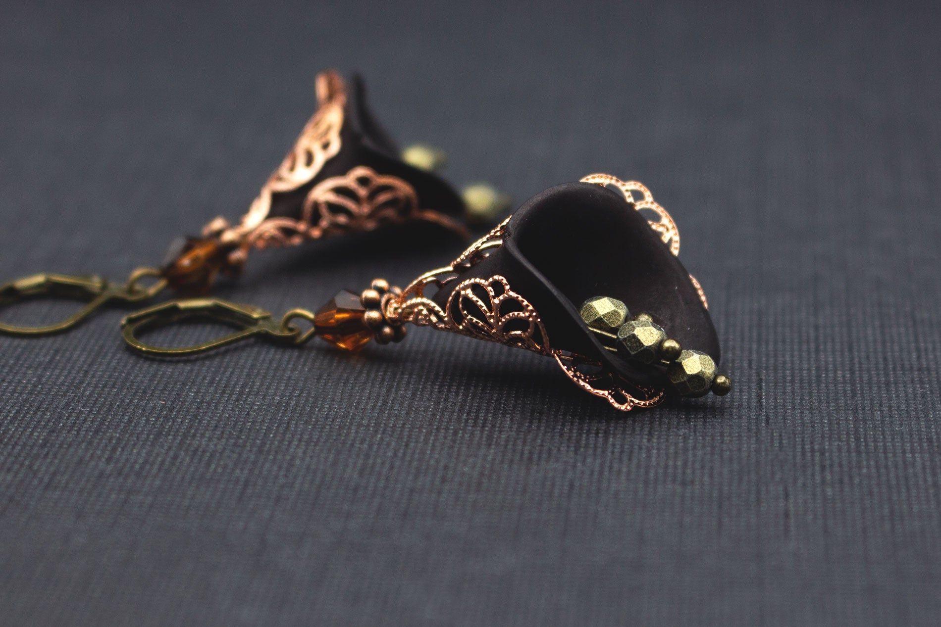 Schwarze Blütenohrringe mit Glasperlen und filigranen Blättern – edler Schmuck