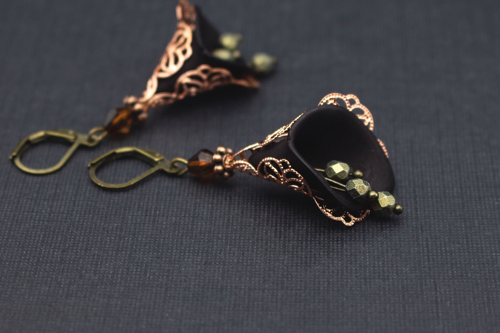 Handgefertigte Blütenohrringe Schwarz – romantischer Schmuck für Frauen