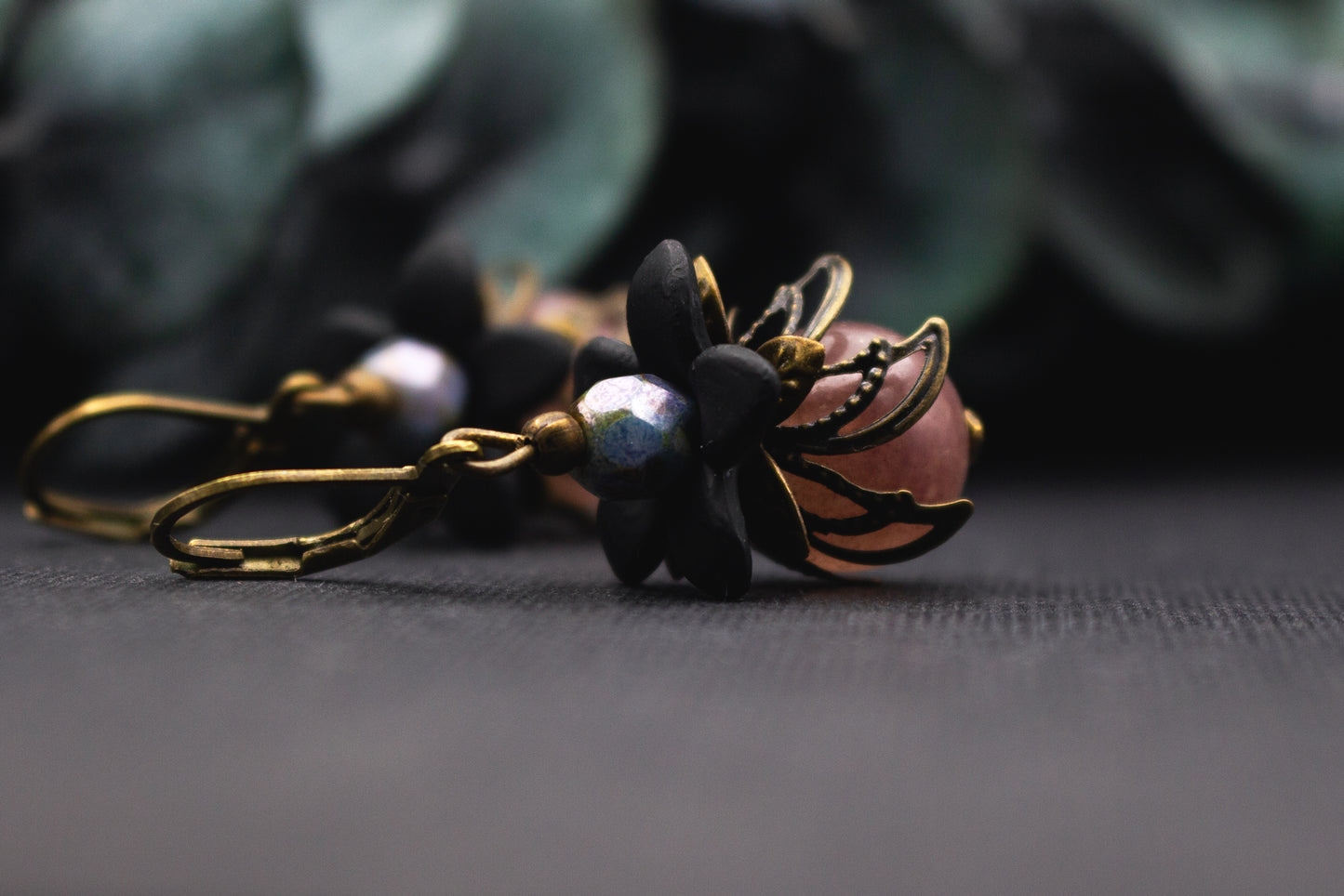 Ausdrucksstarke Schwarz-Rosé Ohrringe mit floraler Form, Glasperlen und Bronze – ideale Geschenkidee für Liebhaberinnen dunkler Blütendesigns.