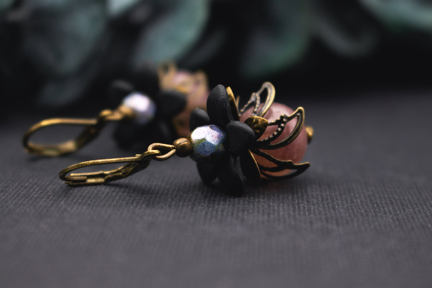 Florale Vintage-Ohrringe Schwarz Rosé mit Glasperlen und Bronze – markanter, dennoch zarter Schmuck für besondere Outfits.