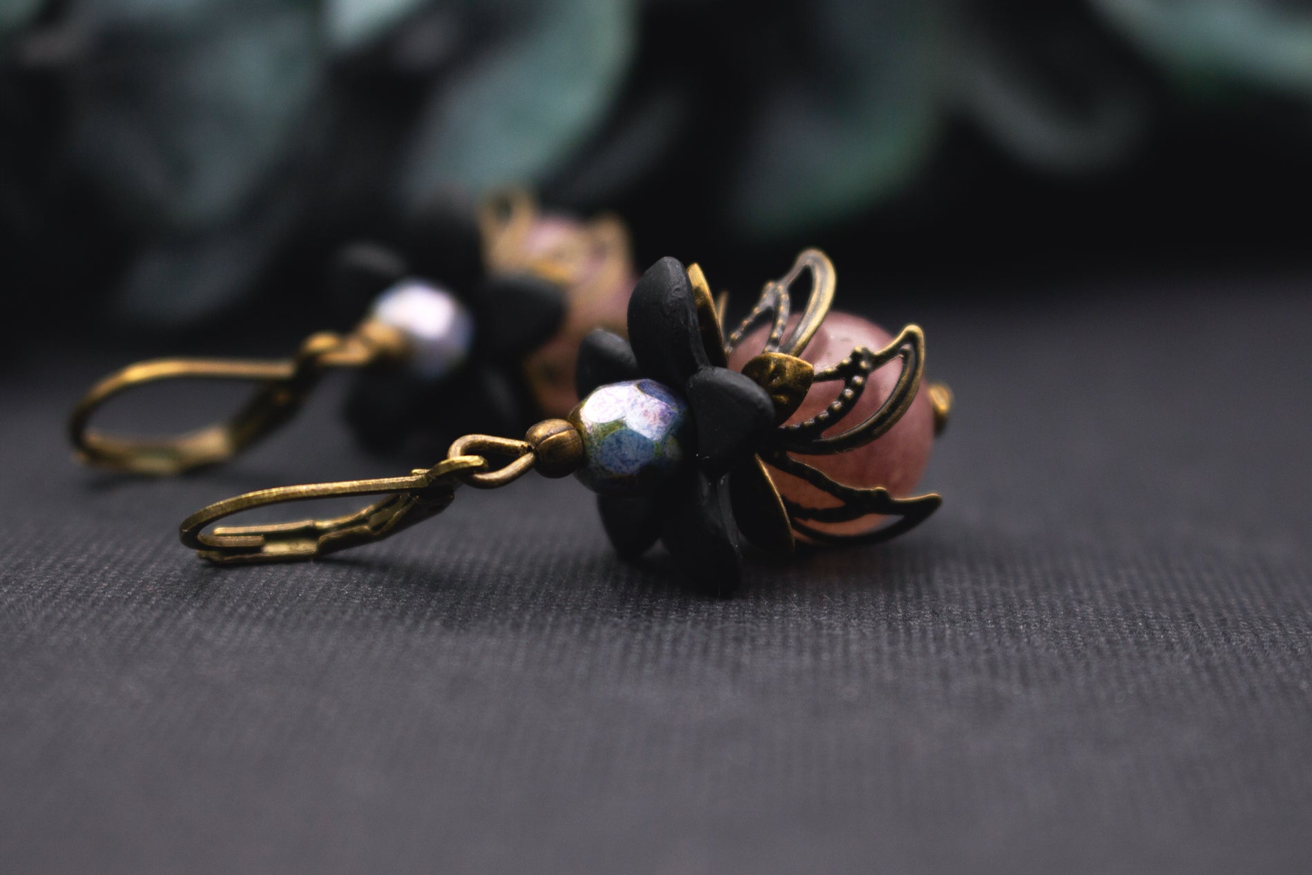 Florale Vintage-Ohrringe Schwarz Rosé mit Glasperlen und Bronze – markanter, dennoch zarter Schmuck für besondere Outfits.