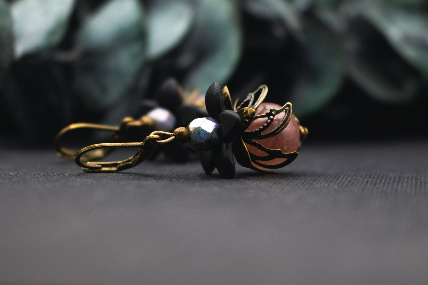 Blütenohrringe Schwarz Rosé mit irisierender Glasperle und Bronze – dunkler floraler Vintage-Schmuck mit elegantem, ausdrucksstarkem Design.