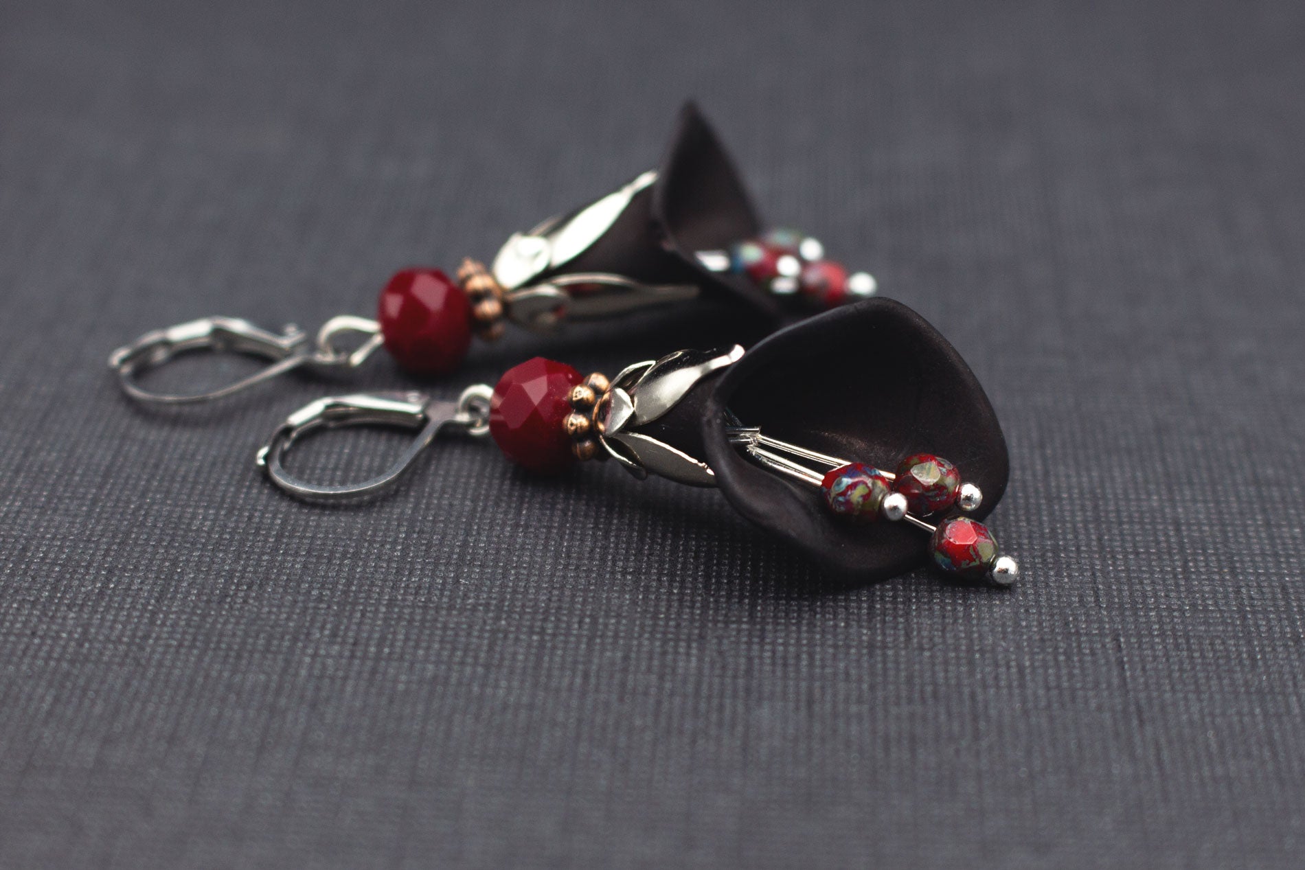 Blütenohrringe Schwarz Rot – moderner Ohrschmuck aus Acryl mit Glasperlen