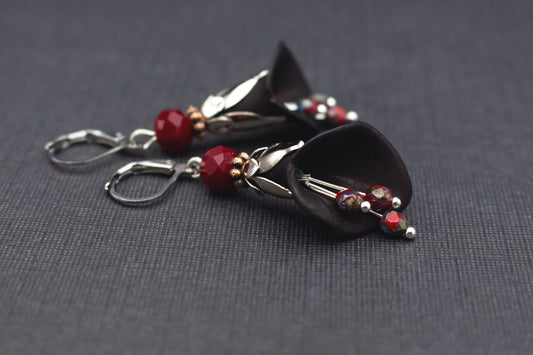 Blütenohrringe Schwarz Rot – moderner Ohrschmuck aus Acryl mit Glasperlen