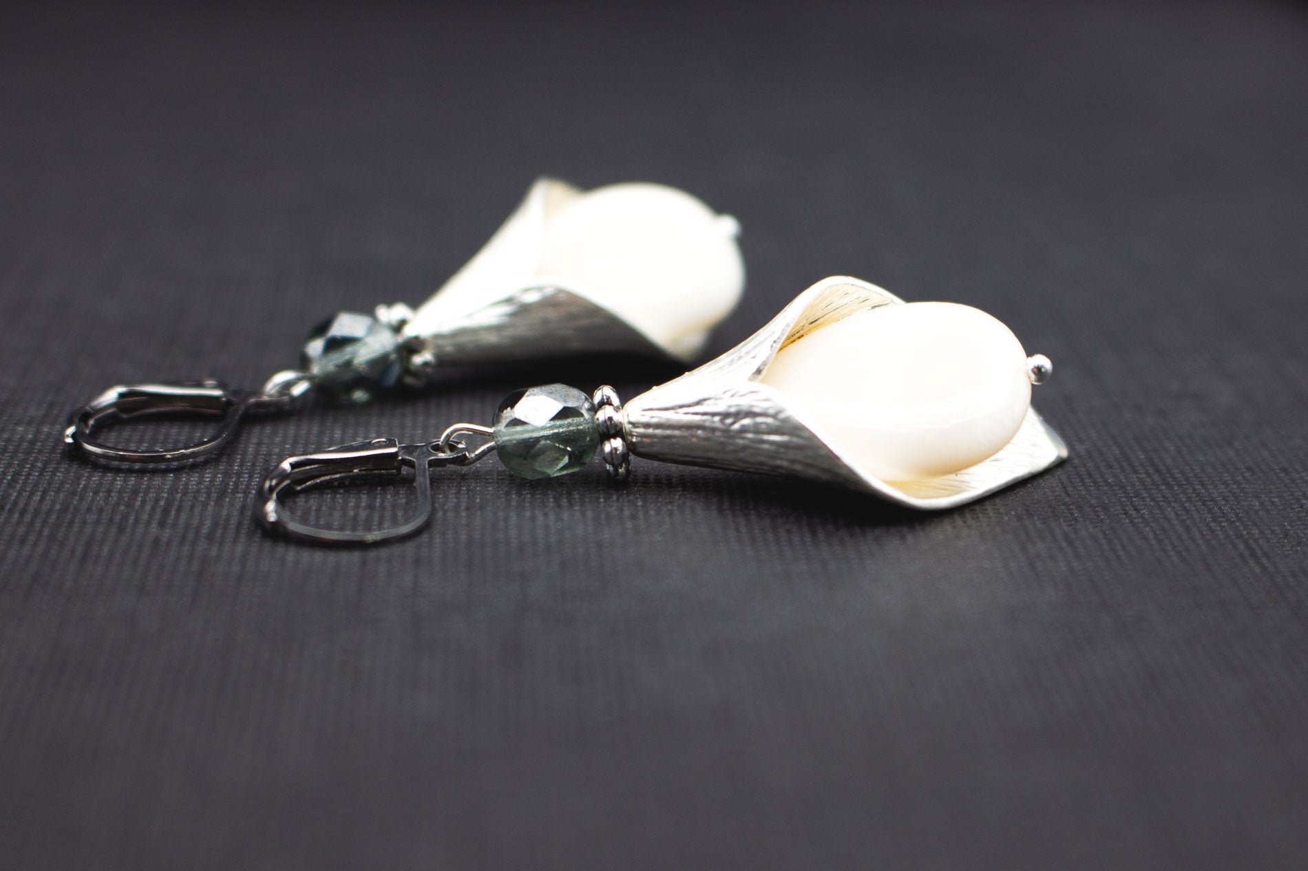 Blütenohrringe Silber mit Tropfenperlen und blauen Glasperlen – romantischer Schmuck für Hochzeit