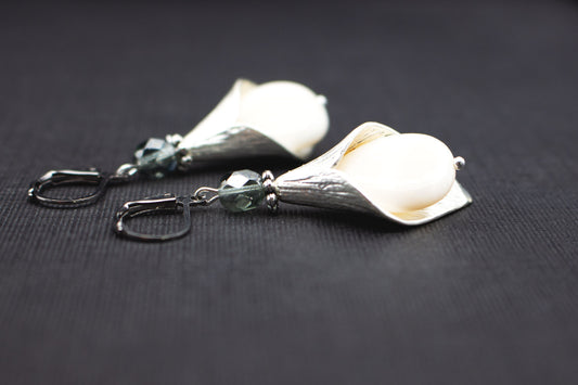 Blütenohrringe Silber mit Tropfenperlen und blauen Glasperlen – romantischer Schmuck für Hochzeit