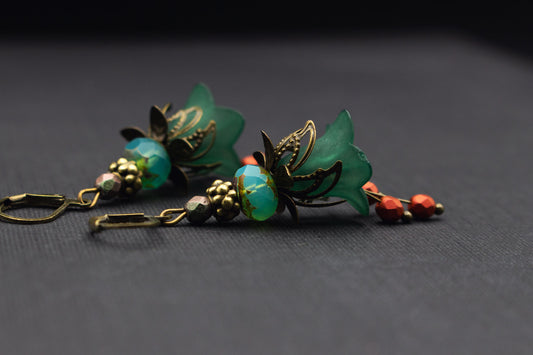 Blütenohrringe in Smaragdgrün und Rot mit Glasperlen – romantischer Boho Schmuck