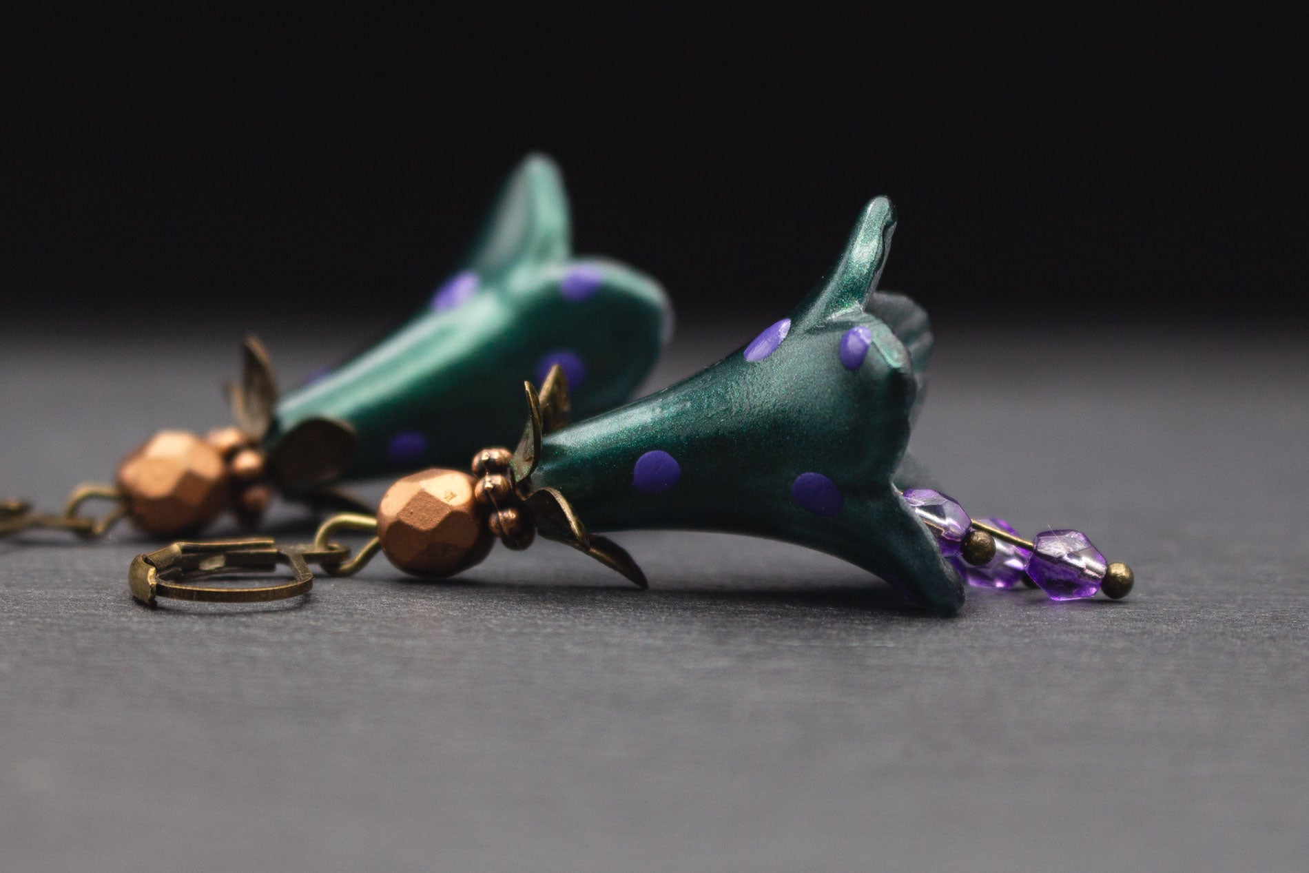 Ohrringe Tannengrün Flieder Punkte mit Glasperlen in Bronze und Lila – eleganter Schmuck
