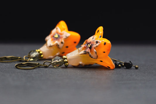 Blütenohrringe Tigerlilie Orange Schwarz – handbemalt mit Glasperlen