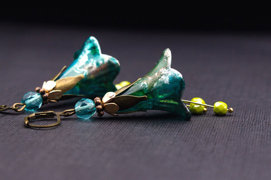 Blütenohrringe in Türkis Blau Schilfgrün – handbemalter Schmuck mit Glasperlen
