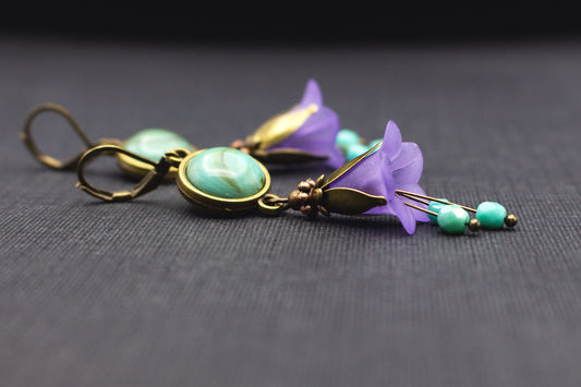 Blütenohrringe in Türkis und Lila mit Cabochon-Perlen und Acryl-Glockenblumen – Vorderansicht
