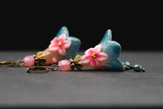 Blütenohrringe in Türkis und Rosa mit Glasperlen, romantischer Sommerschmuck