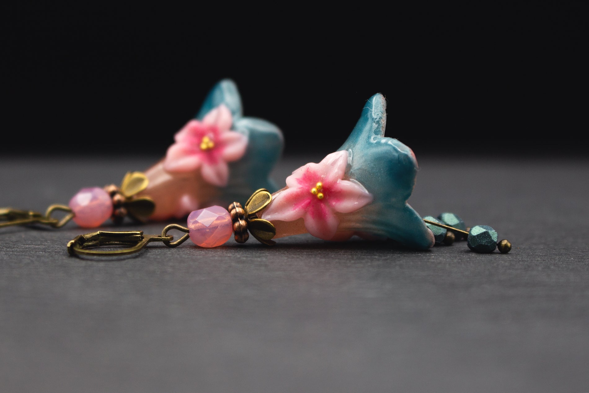 Sommerliche Blütenohrringe in Türkis und Rosa – floraler Schmuck für Hochzeit oder Alltag