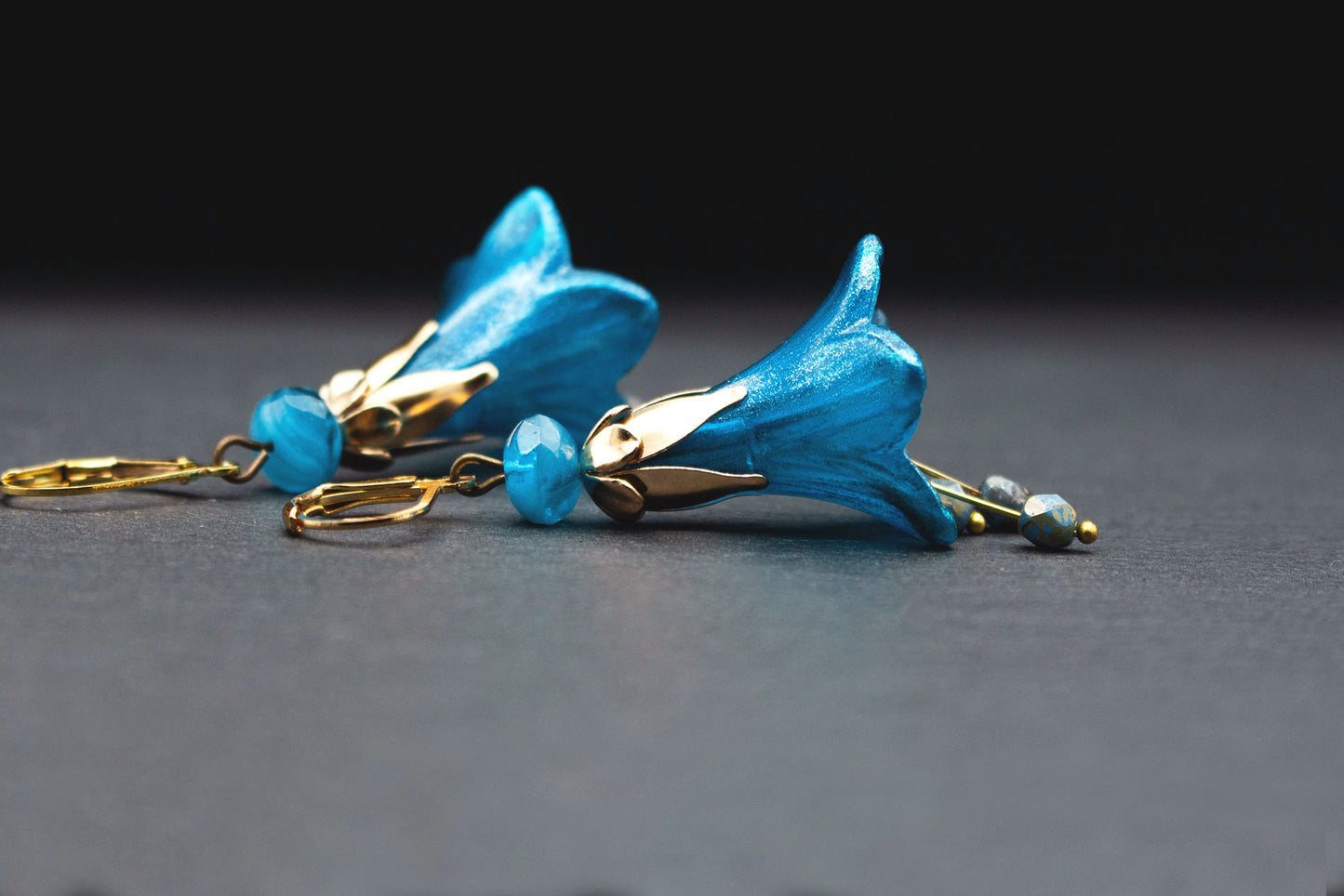 Ohrringe Türkisblau Blau Bronze – elegante Blütenohrringe mit Glitzer