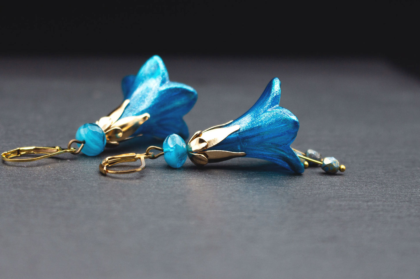 Romantische Blütenohrringe Türkisblau – Ohrschmuck mit Glasperlen und Gold