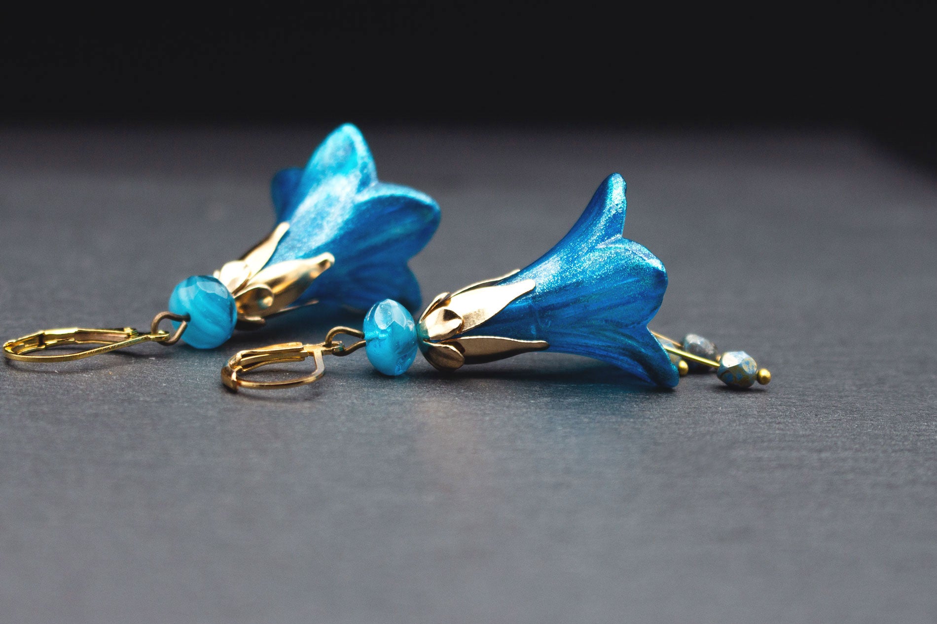 Romantische Blütenohrringe Türkisblau – Ohrschmuck mit Glasperlen und Gold