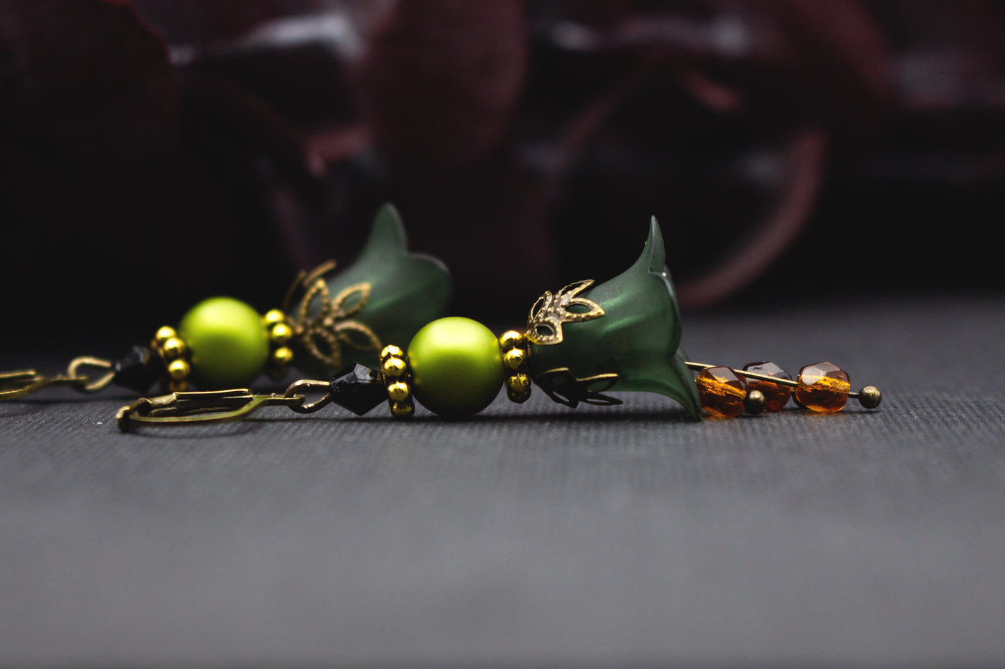 Edle Blütenohrringe waldgrün goldfarben mit bernsteinfarbenen Glasperlen – floraler Schmuck für besondere Anlässe