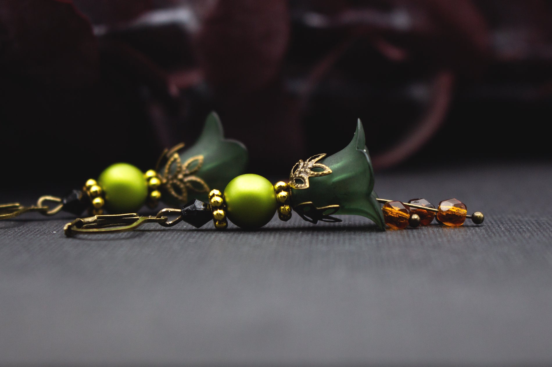 Edle Blütenohrringe waldgrün goldfarben mit bernsteinfarbenen Glasperlen – floraler Schmuck für besondere Anlässe