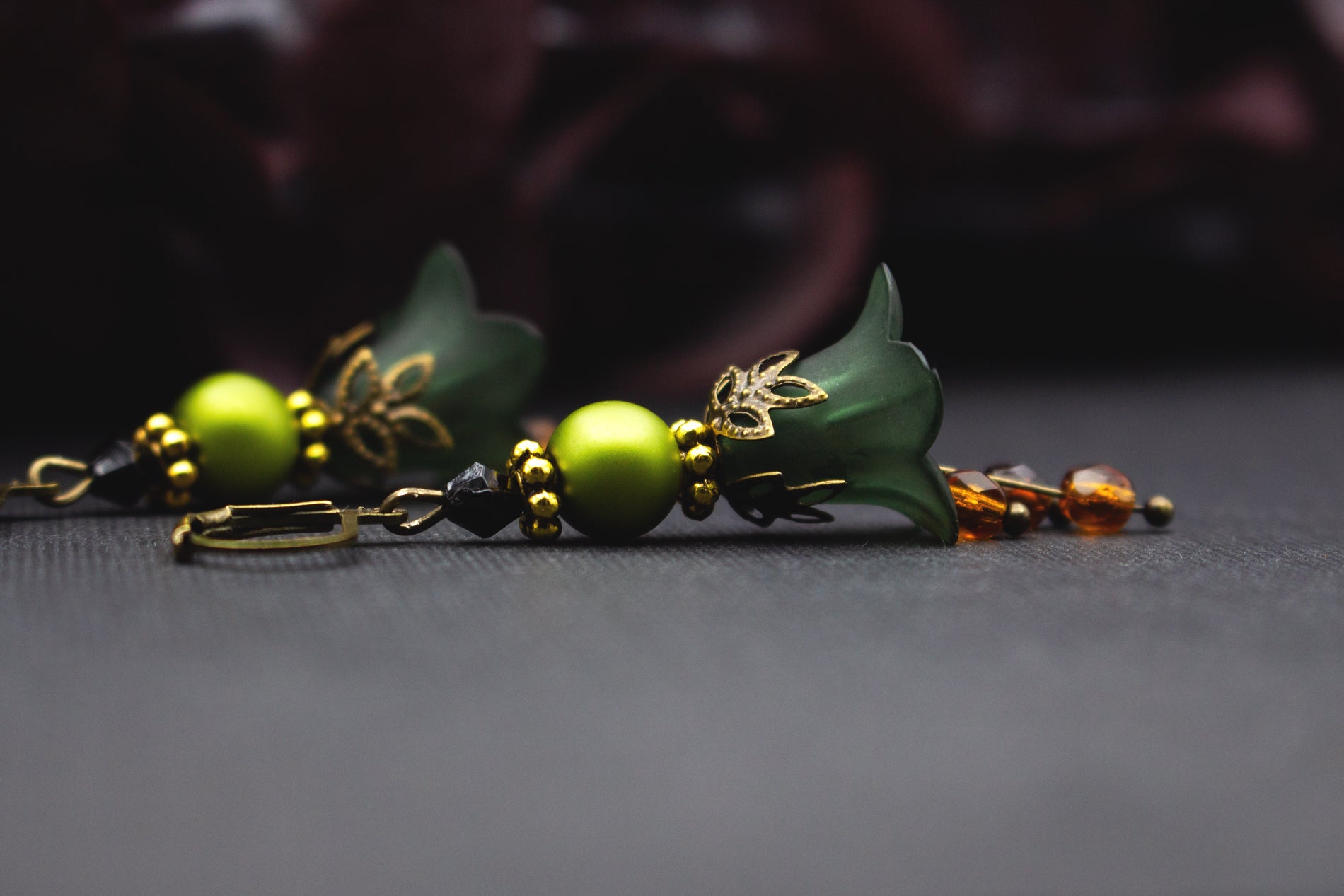 Ohrringe waldgrün gold romantisch – handgefertigter floraler Ohrschmuck von Noah meets Scottie