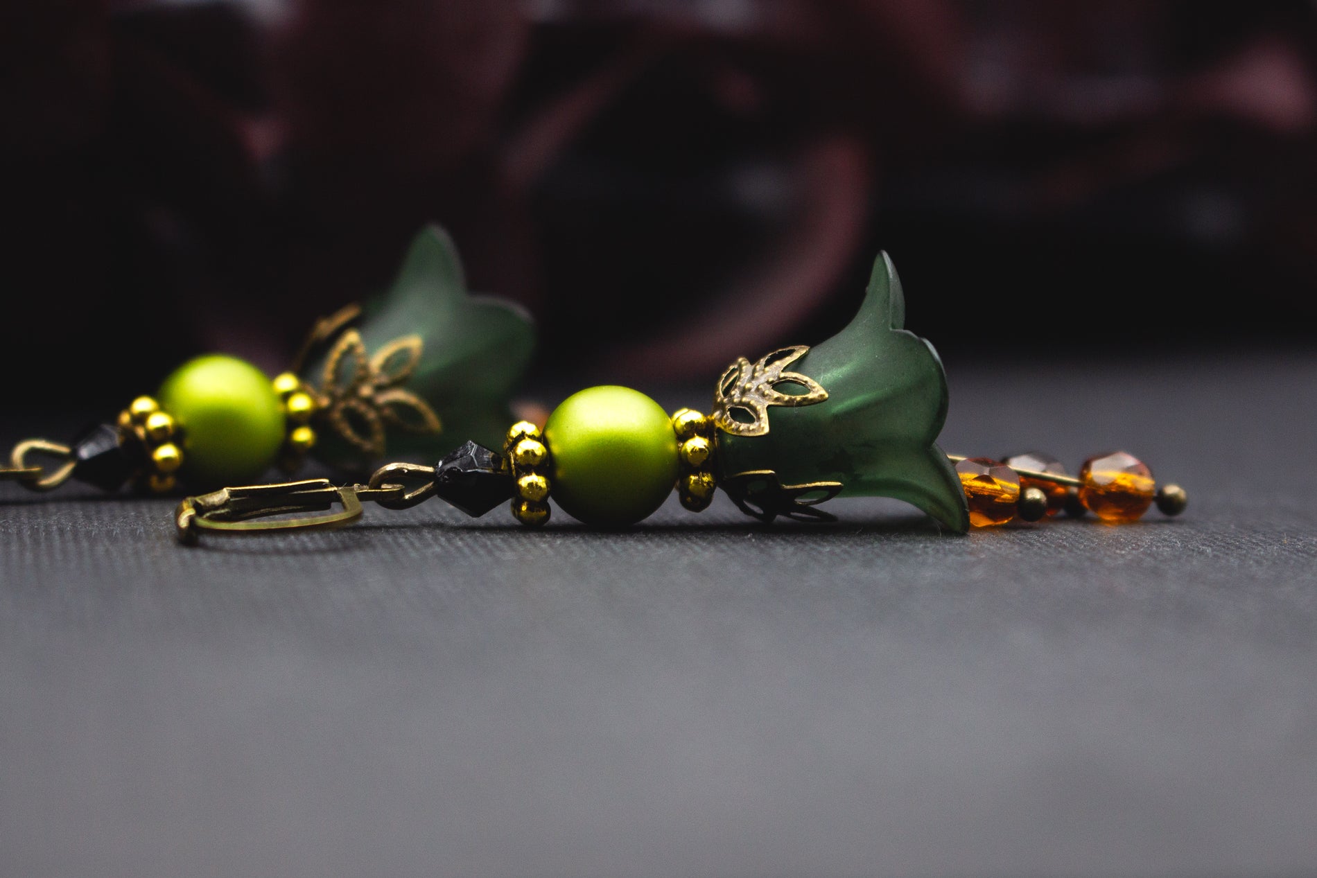 Blütenohrringe waldgrün goldfarben – eleganter Schmuck von Noah meets Scottie mit bernsteinfarbenen Glasperlen