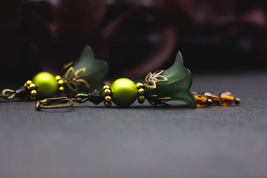 Blütenohrringe waldgrün goldfarben – eleganter Schmuck von Noah meets Scottie mit bernsteinfarbenen Glasperlen