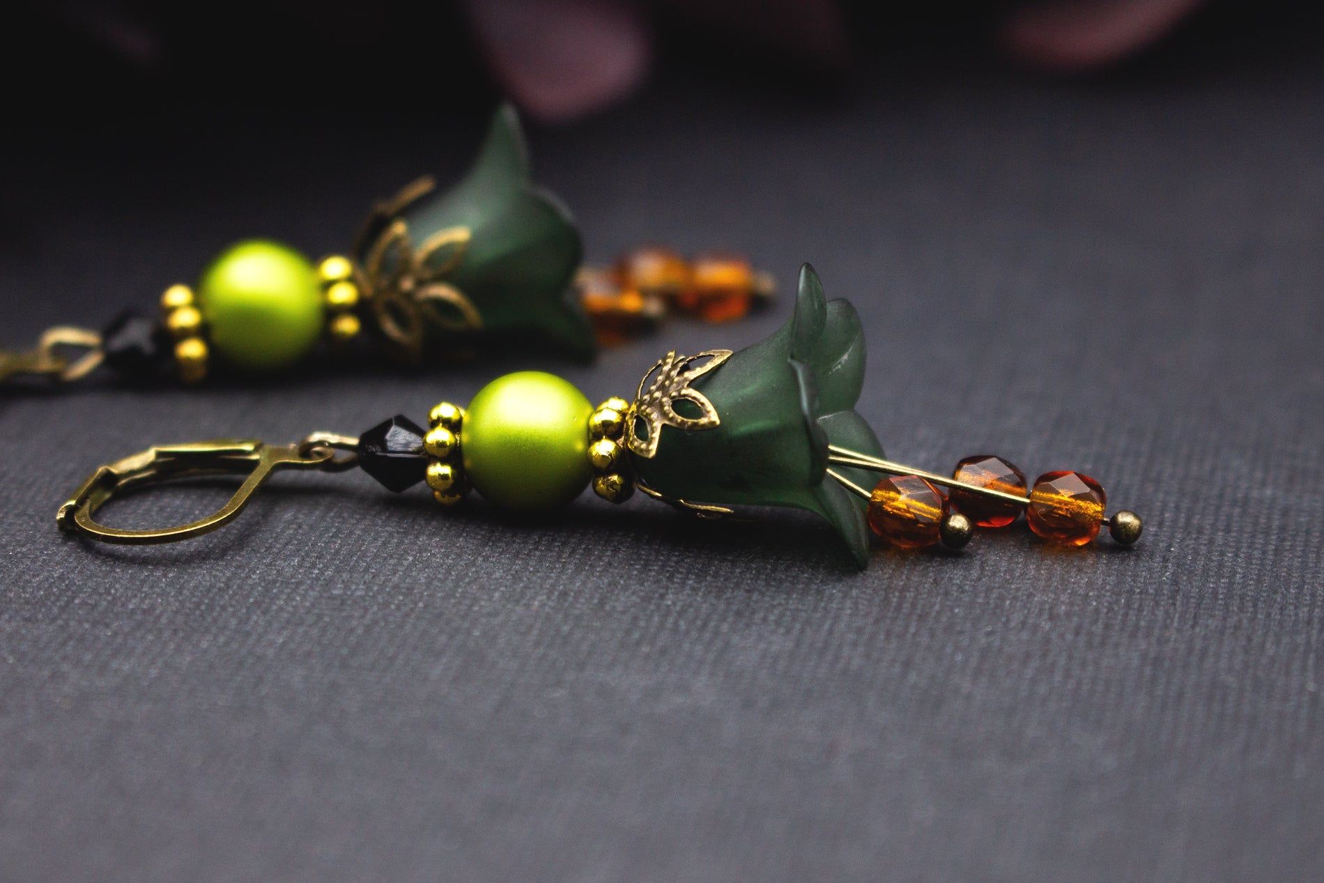 Grüne Blütenohrringe Vintage-Stil – eleganter Schmuck mit Glasperlen in Gold und Bernsteinfarben
