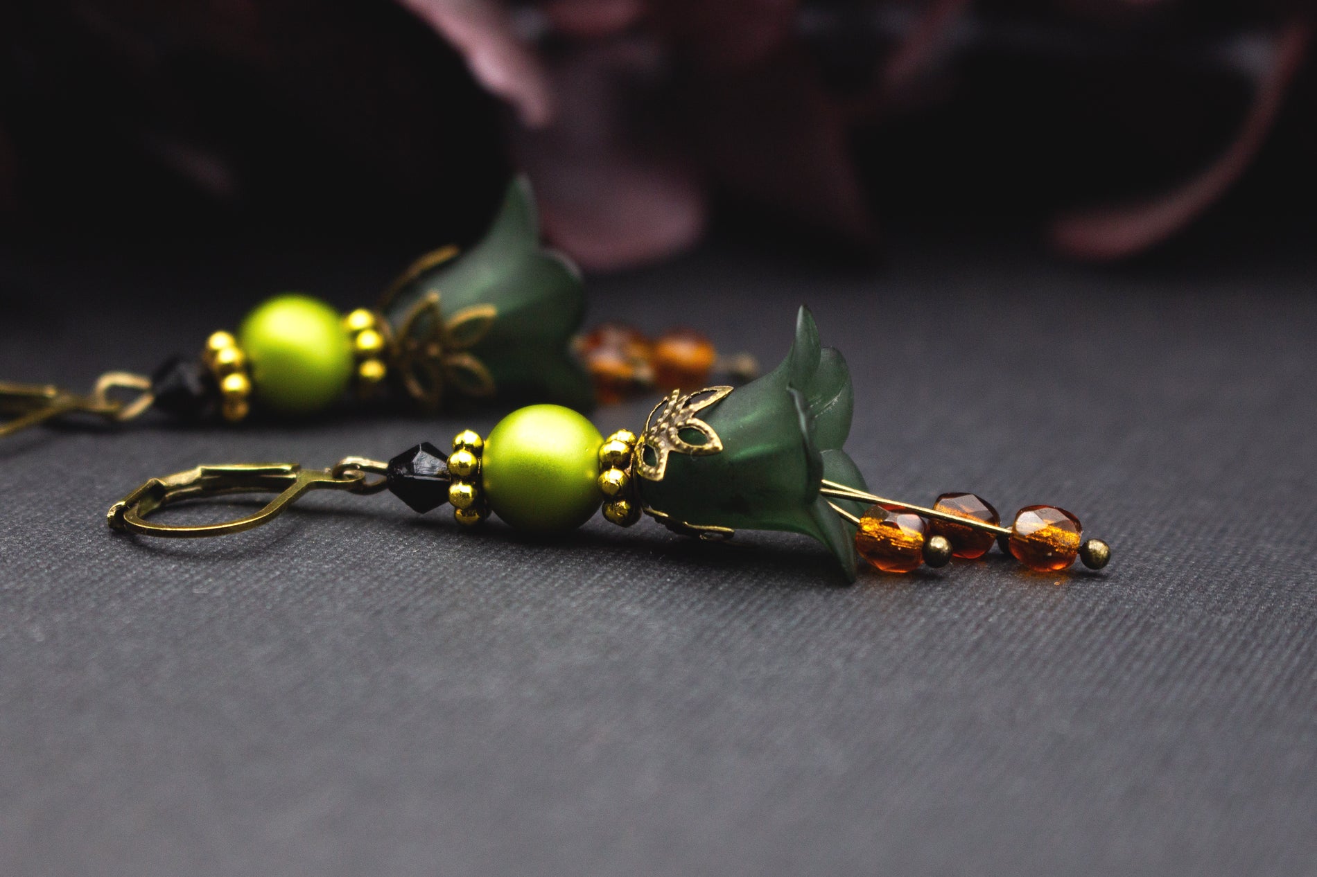 Florale Ohrringe in Waldgrün und Gold mit bernsteinfarbenen Details – handgefertigter Schmuck für Herbst und Winter
