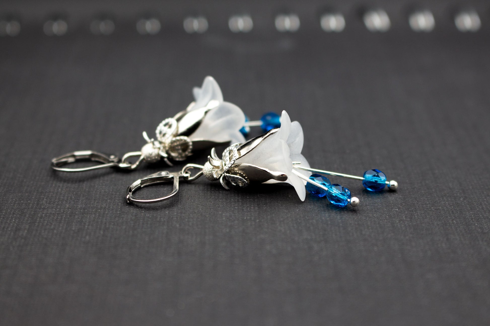 Blütenohrringe in Weiß und Blau mit Glasperlen – elegante Glockenblumen Ohrhänger in Silberfarben