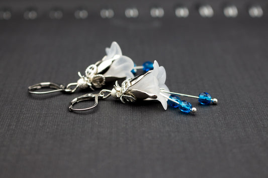 Blütenohrringe in Weiß und Blau mit Glasperlen – elegante Glockenblumen Ohrhänger in Silberfarben