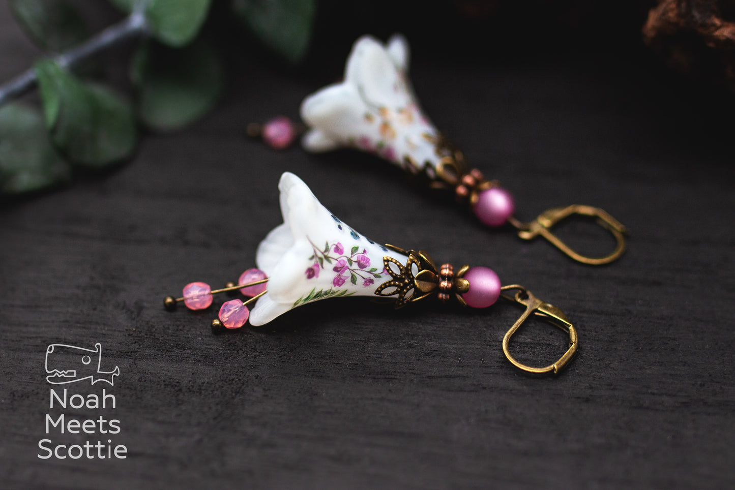 Weiße Blumenohrringe mit handbemalten Blüten für Hochzeit, Brautjungfern und besondere Anlässe.