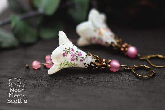 Handbemalte Blütenohrringe in Weiß mit Wildblumen und rosa Glasperlen als romantischer Brautschmuck.