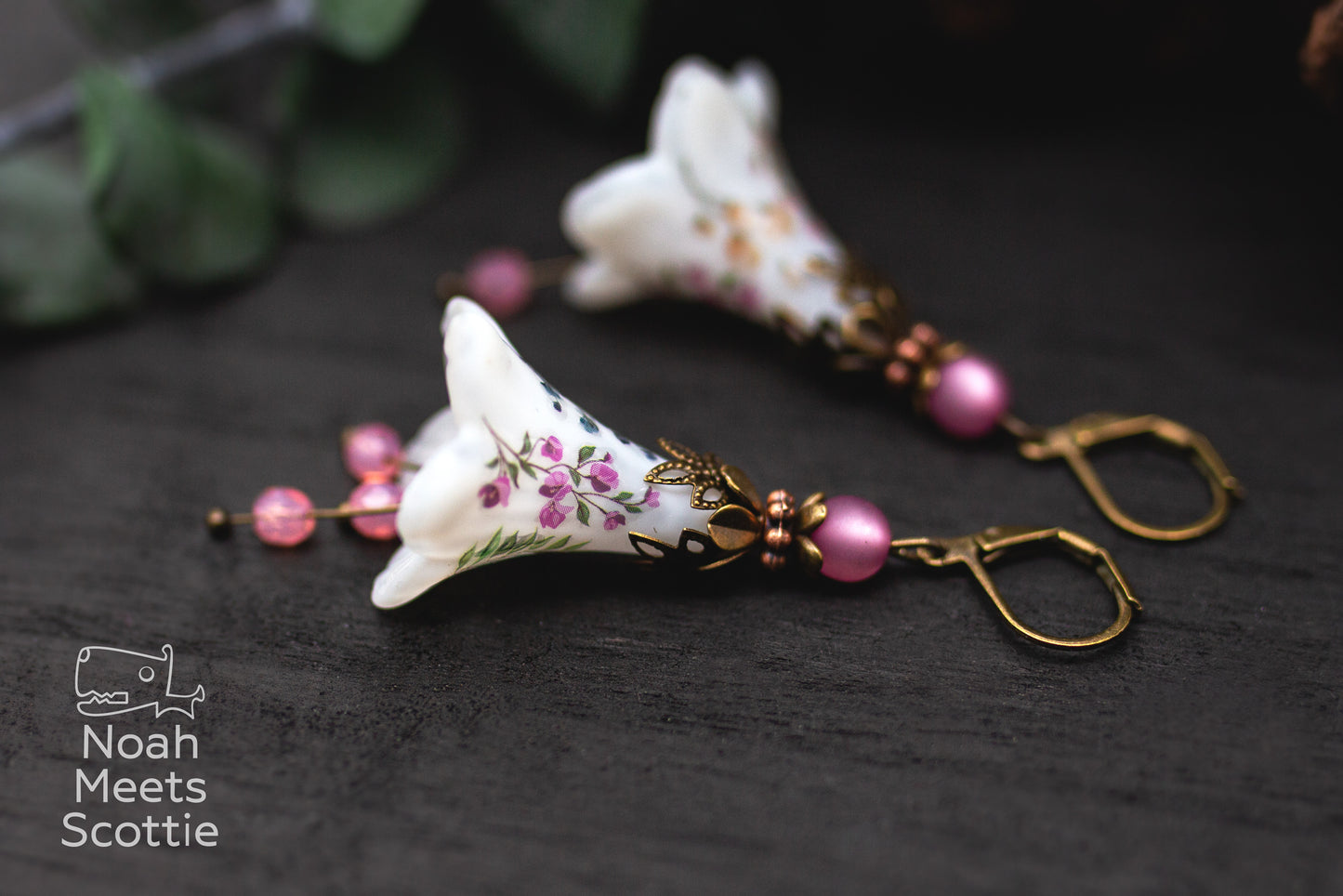 Elegante weiße Ohrringe mit handbemalten Blüten und rosa Glasperlen.