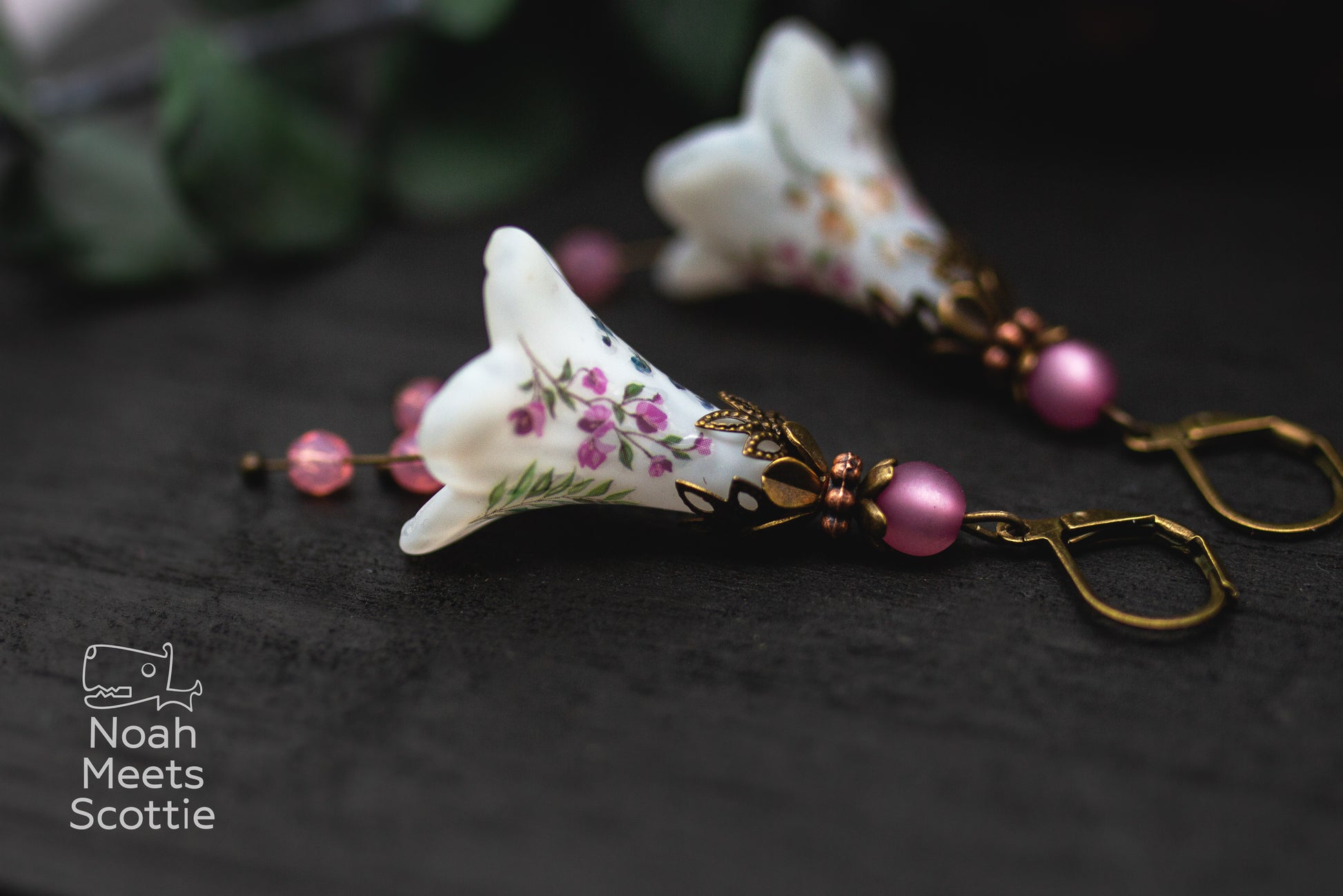 Romantische Blütenohrringe als Brautschmuck mit handbemalten Wildblumen.