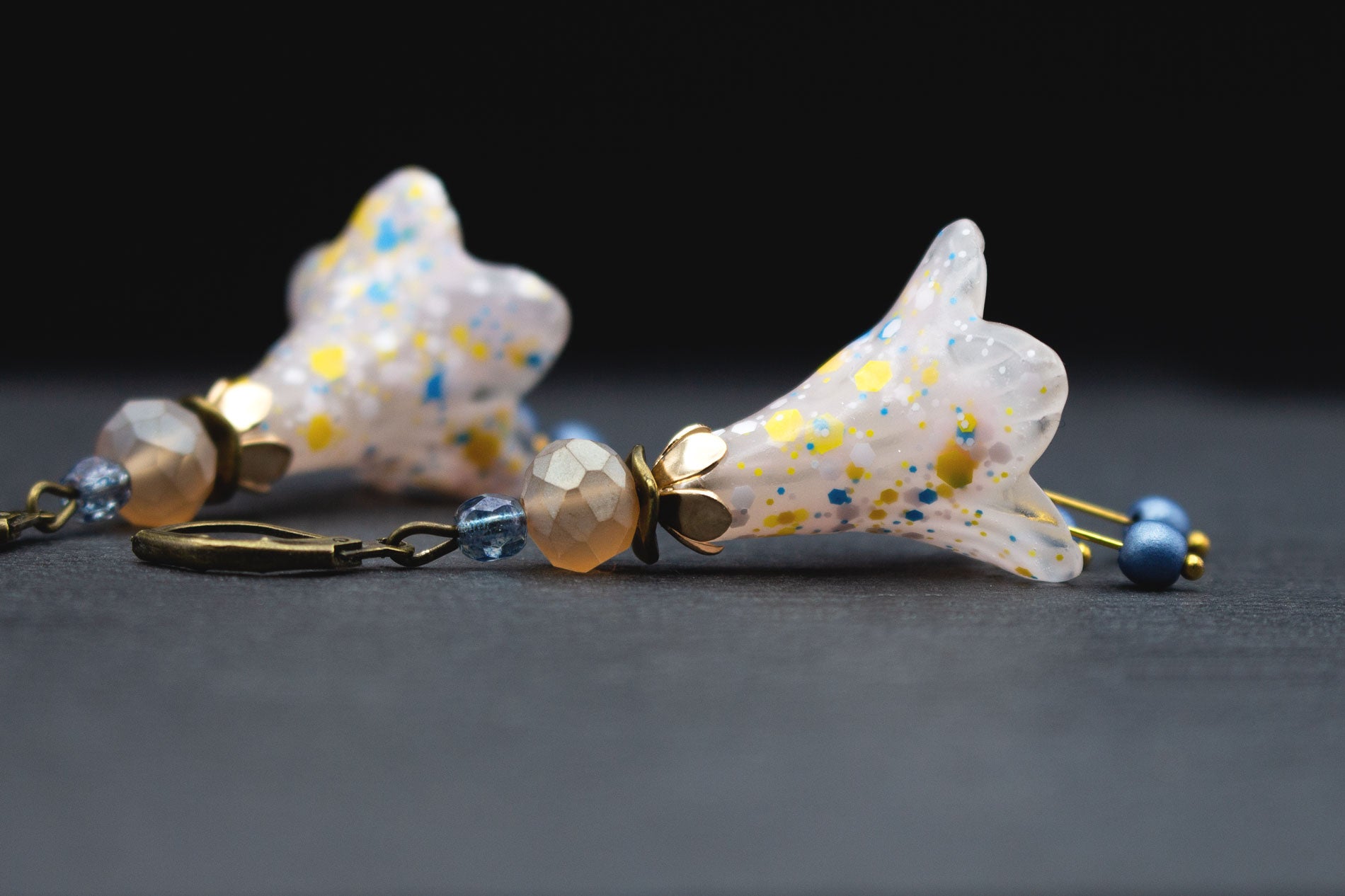 Ohrhänger Boho Vintage Stil mit weißen Acrylblüten und buntem Konfetti-Muster