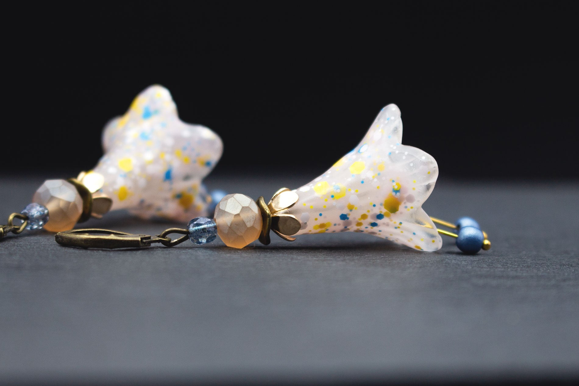 Verspielte Blütenohrringe mit Glasperlen Blau und gelben Sprenkeln – sommerlicher Schmuck