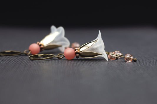 Zarte Blütenohrringe in Weiß und Lachsrosa mit Glasperlen – romantischer Brautschmuck