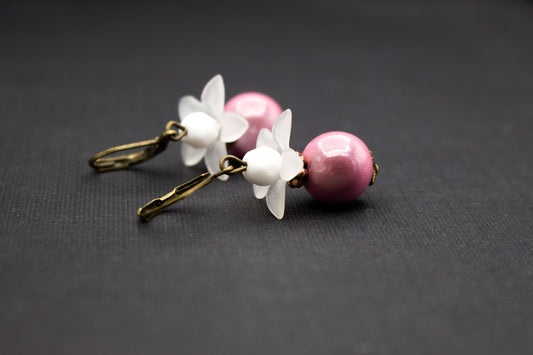 Handgefertigte Ohrringe mit weißen Blüten und altrosa Perlen – eleganter Schmuck