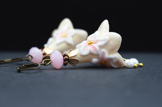 Blütenohrringe Weiß Rosa mit Goldakzenten – romantischer Brautschmuck für Hochzeit