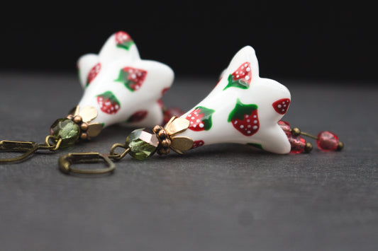 Blütenohrringe Weiß Rot mit handbemalten Erdbeeren – romantischer Sommer Schmuck Boho