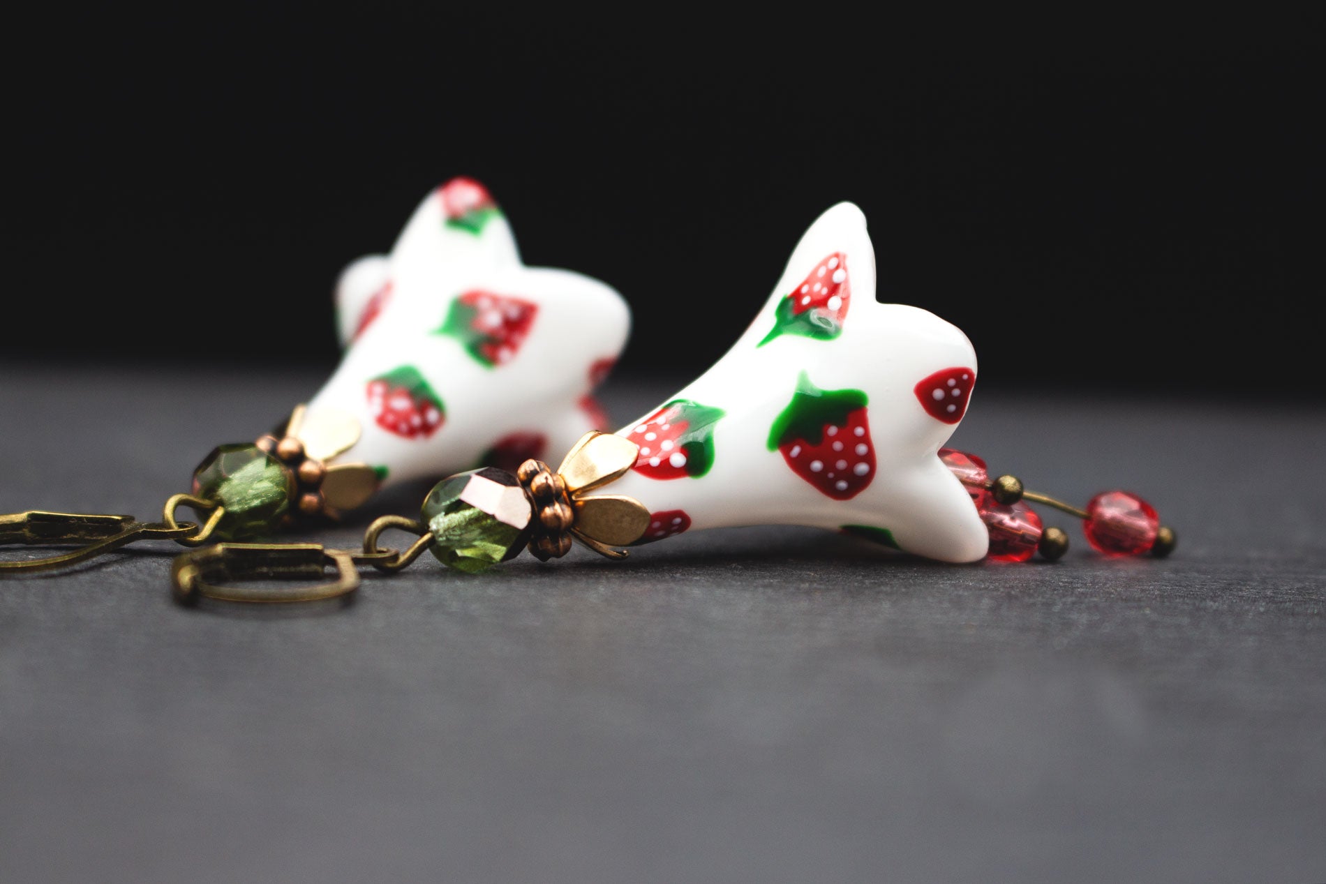 Sommerliche Blütenohrringe Weiß Rot mit Erdbeer-Motiv – handbemalter Schmuck