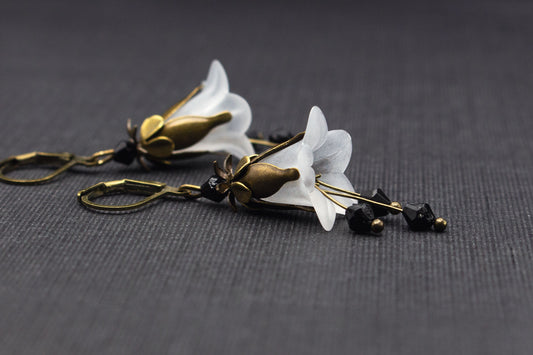 Weiße Glockenblumen-Ohrringe mit schwarzen Glasperlen und goldfarbenen Details