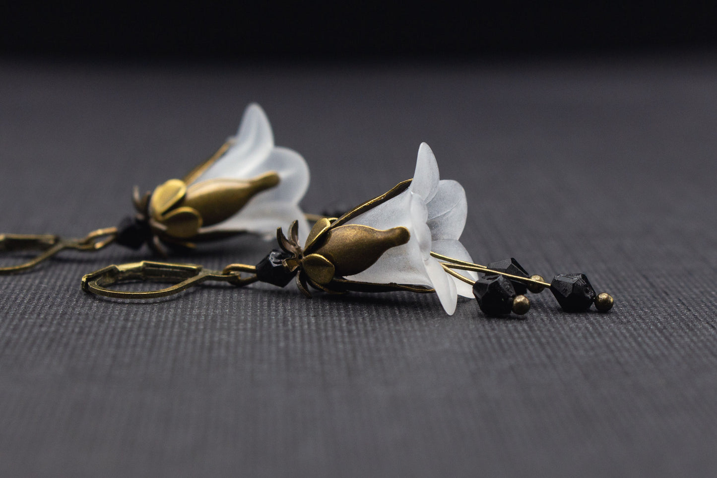 Detailaufnahme weißer Acryl-Glockenblumen mit schwarzen Glasperlen