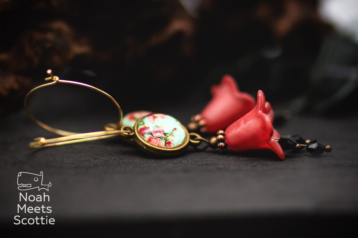 Blumen Creolen mit hellblauem Rosenmuster, roten Blüten und goldfarbenen Metallelementen im Vintage-Stil.