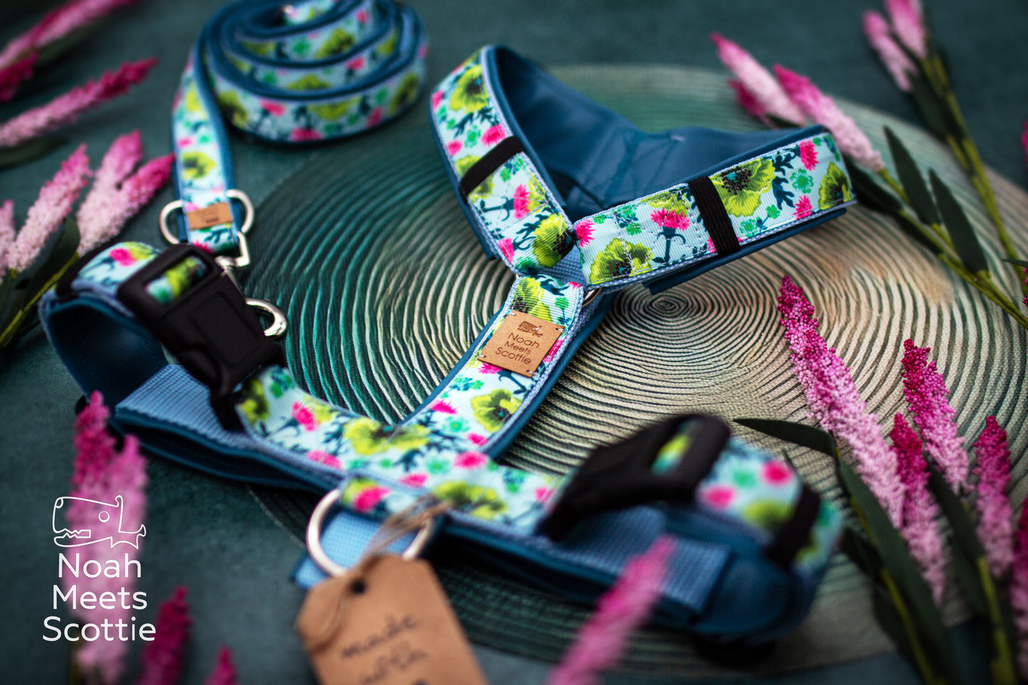 Hundegeschirr Bloomadoodle mit pinken und grünen Blumen, Blättern und Ranken auf hellblauem Hintergrund