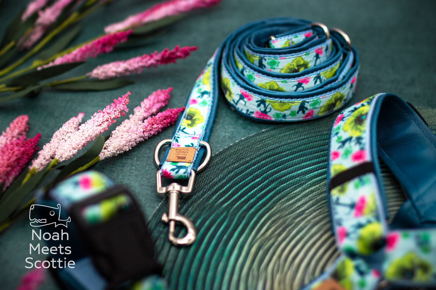 Hundegeschirr Bloomadoodle mit floralem Muster auf Hellblau und petrolblauer Kunstlederpolsterung auf der Innenseite
