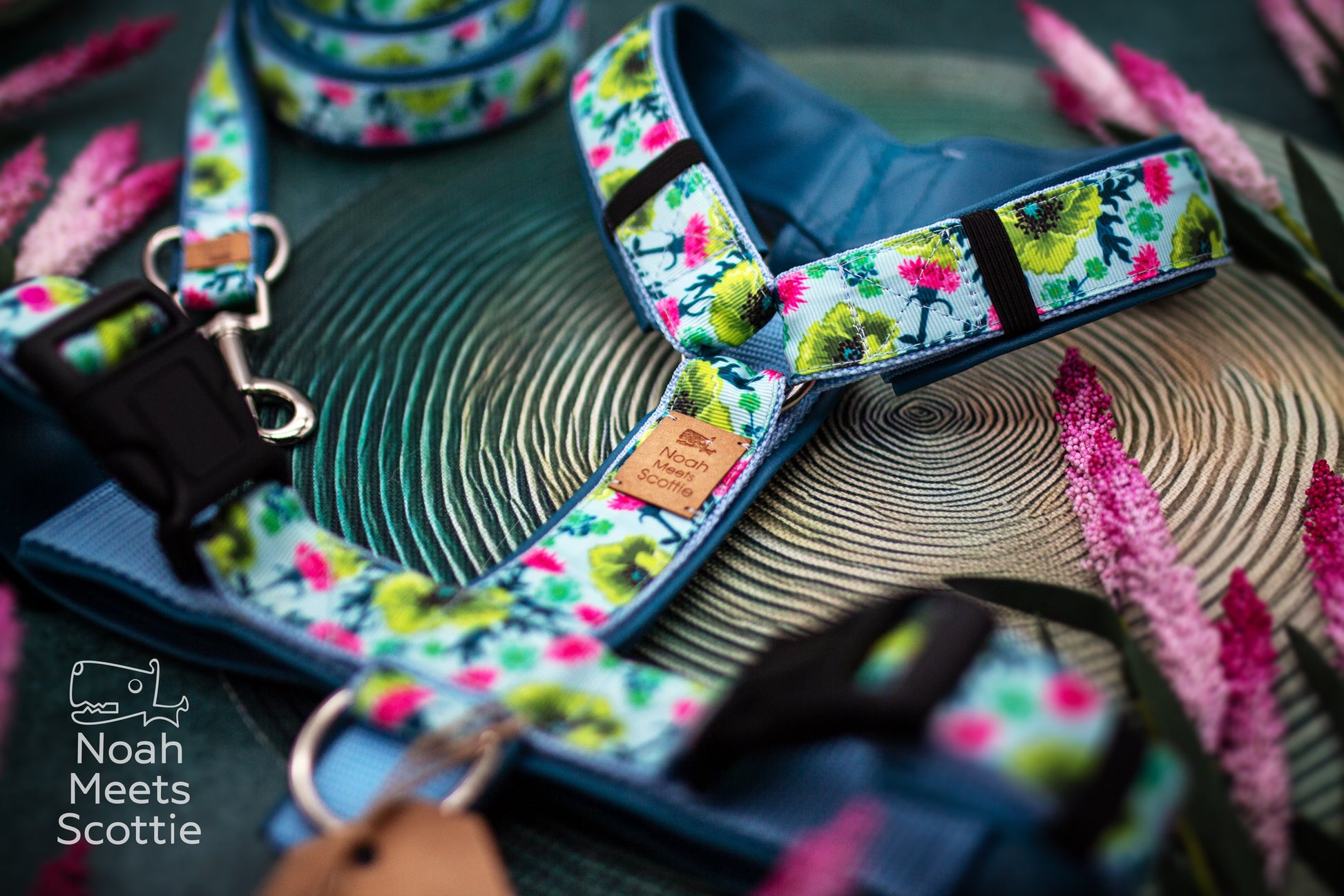 Hundegeschirr Bloomadoodle mit pinken und grünen Blumen, Blättern und Ranken auf hellblauem Hintergrund
