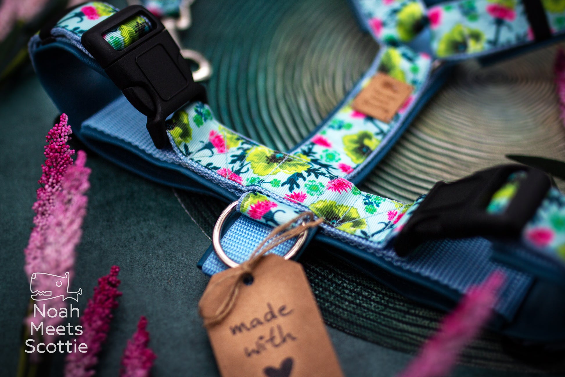 Hundegeschirr und passende Hundeleine Bloomadoodle mit Blumen- und Rankenmuster in Hellblau, Pink und Grün