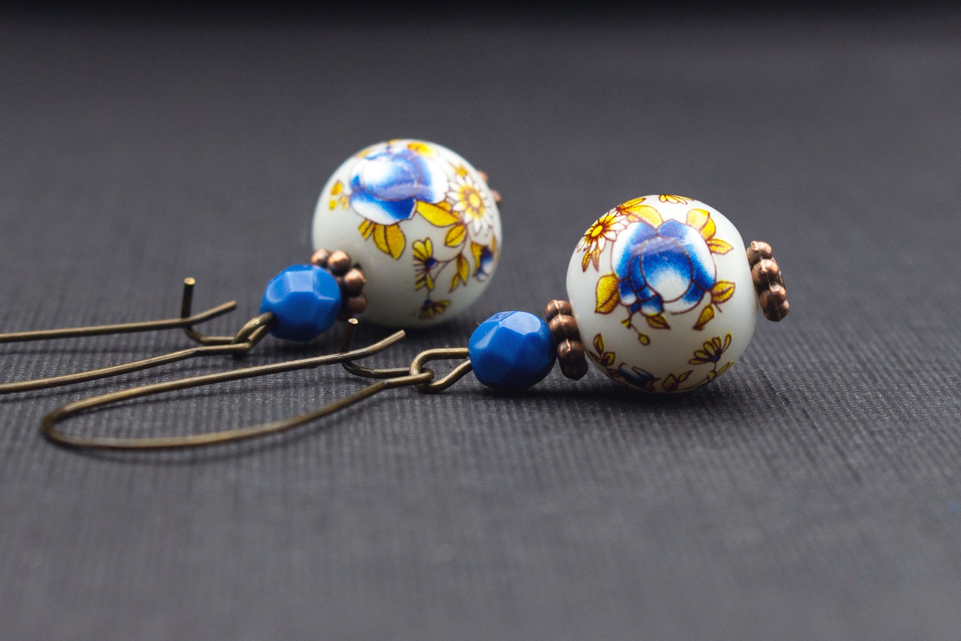 Blumenohrringe Blau Weiß mit Glasperlen – romantischer Schmuck im Vintage-Stil