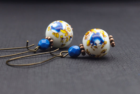 Blumenohrringe Blau Weiß mit Glasperlen – romantischer Schmuck im Vintage-Stil