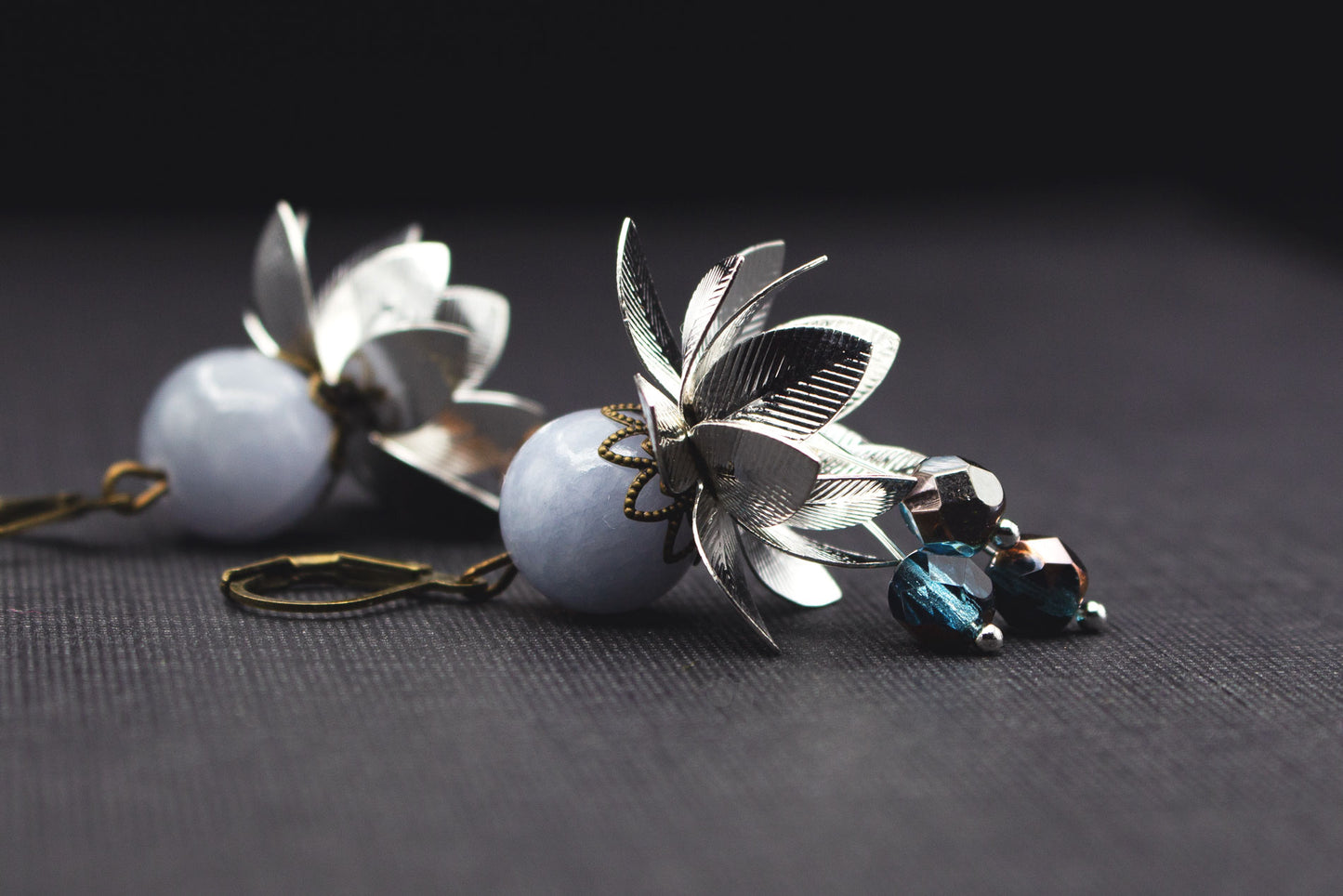 Blumenohrringe Grau Montana Blau mit Glasperlen – eleganter Schmuck in Bronze und Silber